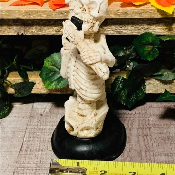 Skeleton Selfie Couple - Picture 9 of 10